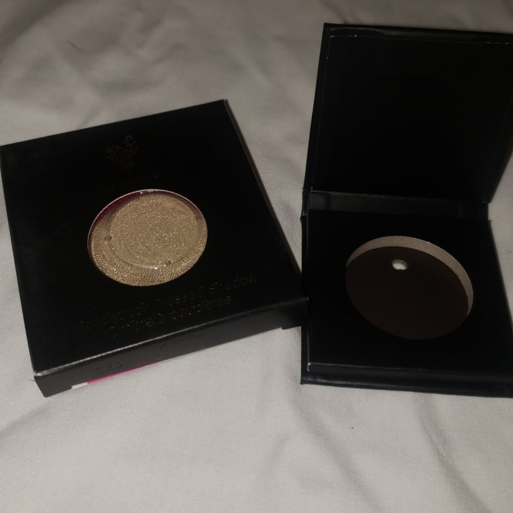 Pressed shadow refillable single compact